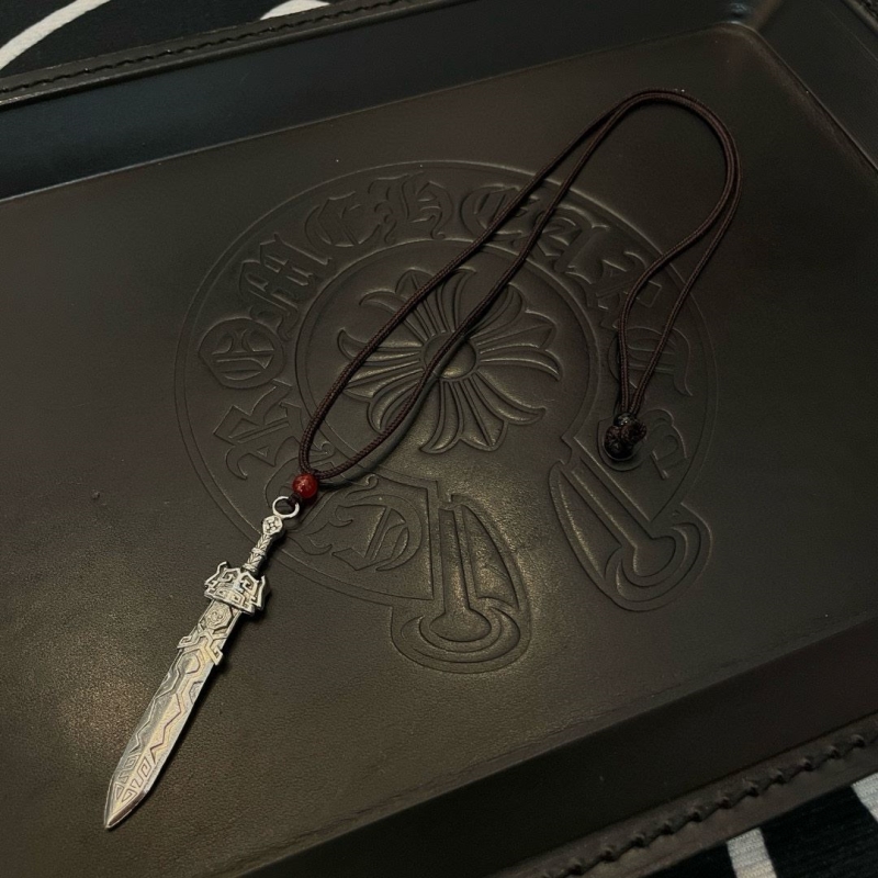 Ch*0me He**ts necklaces